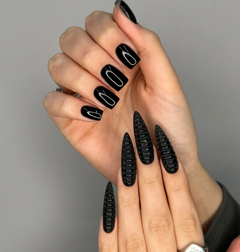 Mão com unhas feitas pelo GestNail
